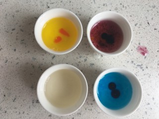 星空果冻杯,剩余的倒入小碗中，分别加入色素