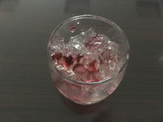 星空果冻杯,杯中倒入戳碎的红色果冻