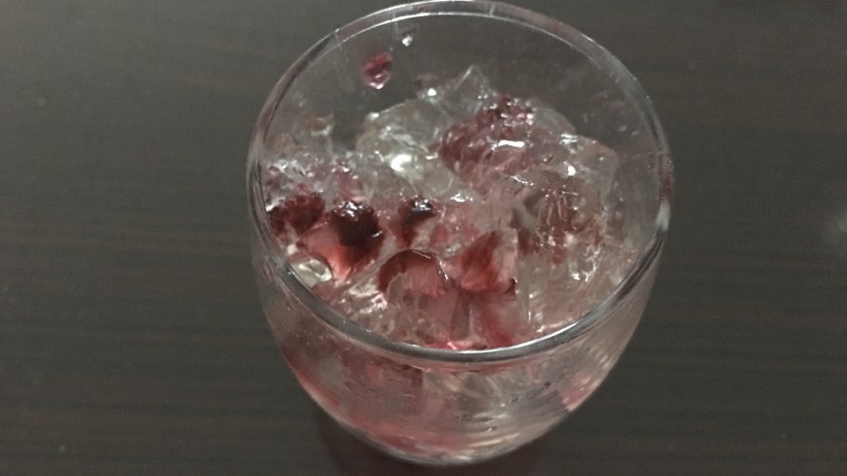 星空果冻杯,杯中倒入戳碎的红色果冻