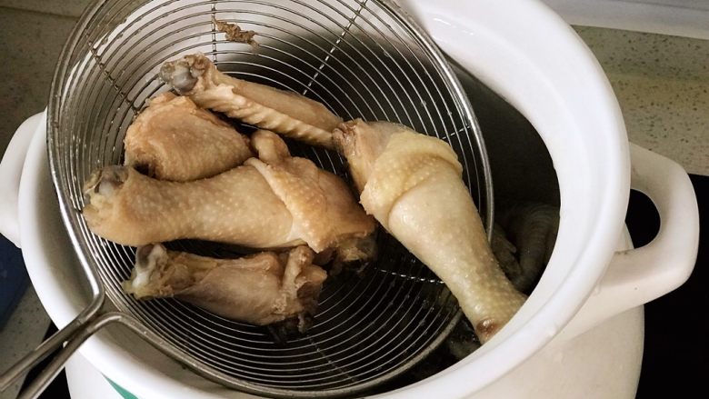 松茸鸡汤,鸡块捞出进砂锅；