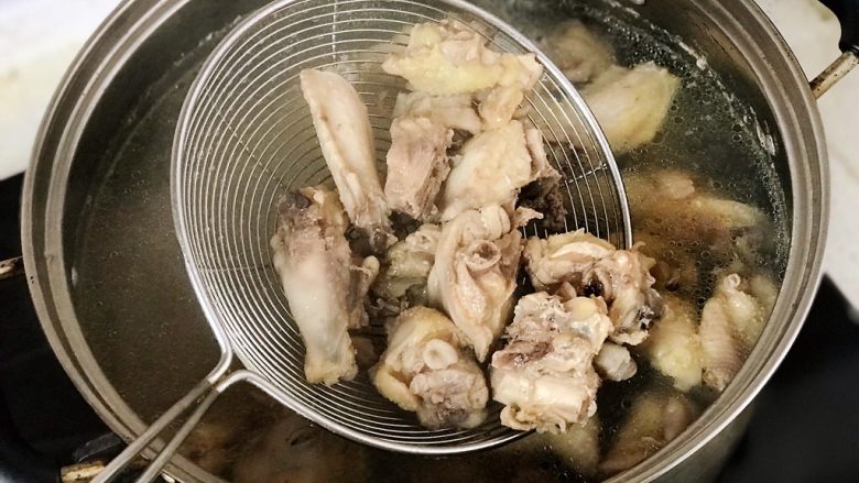 松茸鸡汤,鸡块飞水后捞出；