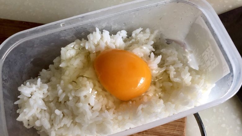 厨房小白也能轻松完成的简单炒饭➕胡萝卜黄瓜香肠蛋炒饭,把鸡蛋打入剩米饭中，