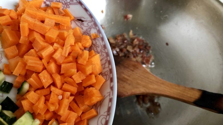 厨房小白也能轻松完成的简单炒饭➕胡萝卜黄瓜香肠蛋炒饭,加入胡萝卜粒煸炒半分钟