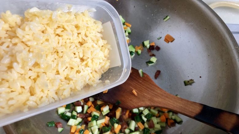 厨房小白也能轻松完成的简单炒饭➕胡萝卜黄瓜香肠蛋炒饭,加入米饭，翻炒两分钟左右