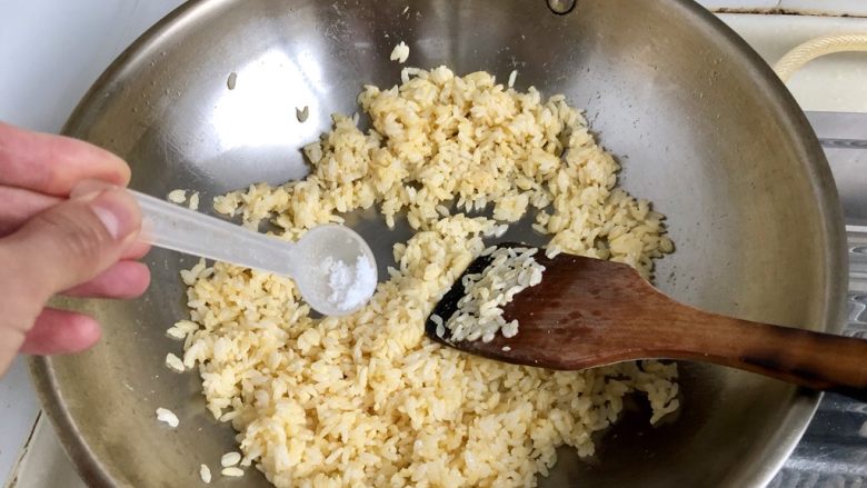 厨房小白也能轻松完成的简单炒饭➕胡萝卜黄瓜香肠蛋炒饭,炒到米饭粒粒分明，加入少许食盐，让米饭有个基味。因为加入蛋液，所以米粒炒出来呈黄色
