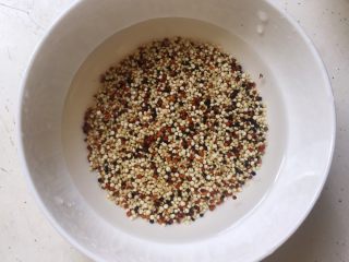 糯米藜麦蒸排骨,提前3小时把藜麦和糯米淘洗干净