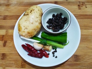 豆豉炝拌青椒土豆丝,所需食材如上图