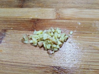 豆豉炝拌青椒土豆丝,生姜洗净拍破剁成末