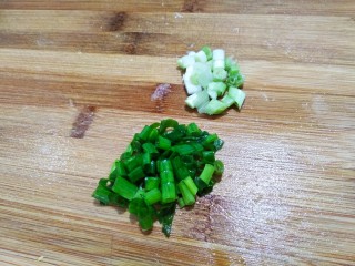 豆豉炝拌青椒土豆丝,小葱洗净葱白葱叶分开，如上图切好。