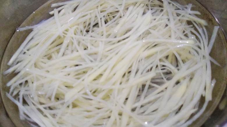 豆豉炝拌青椒土豆丝,捞出放凉水中