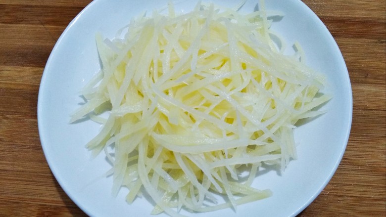 豆豉炝拌青椒土豆丝,沥干水分装盘