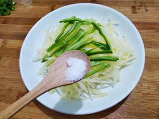 豆豉炝拌青椒土豆丝,烧油期间，放少许盐。