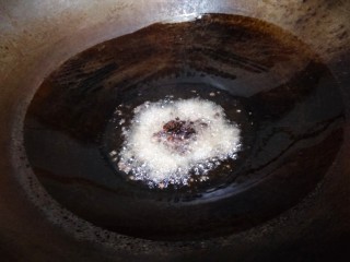 豆豉炝拌青椒土豆丝,油熟后倒入剁好的豆豉，小火炒香。