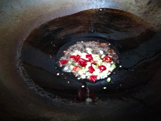 豆豉炝拌青椒土豆丝,倒入葱姜蒜干辣椒和花椒
