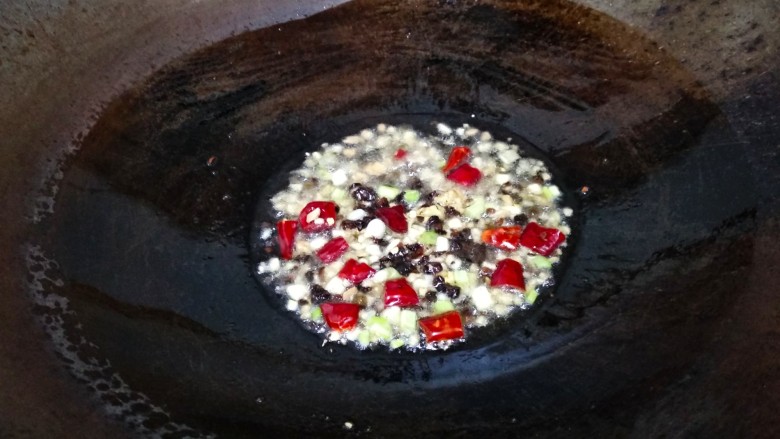 豆豉炝拌青椒土豆丝,小火煸香