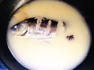 鲫鱼汤,大火煮开转小火慢炖30-40分钟，小火慢炖的过程中根据自己的口味适量加盐。出锅！