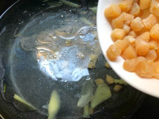 冬瓜干贝汤,把干贝连浸泡的水一起倒入，大火煮开，中火煮25分钟