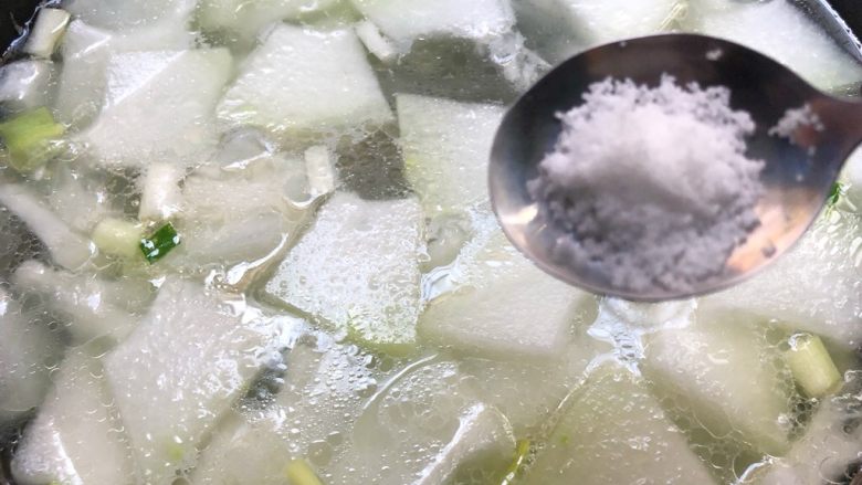 冬瓜干贝汤,放入3g盐，继续再煮10分钟，煮至冬瓜呈透明色就可以了