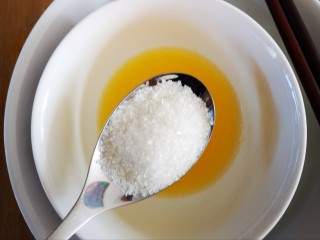 可可椰香毛毛虫(蒸锅版),黄油融化后加入白糖