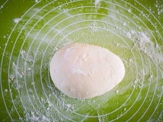 可可椰香毛毛虫(蒸锅版),揉面垫上撒上少许干面粉后将醒好的面团揉均匀排气