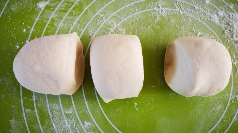 可可椰香毛毛虫(蒸锅版),用刮板将面团分成三份