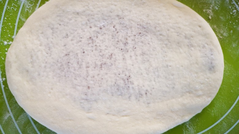 可可椰香毛毛虫(蒸锅版),将封口朝下后用擀面杖擀成椭圆形面饼
