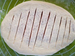 可可椰香毛毛虫(蒸锅版),用小刀在饼面上划些斜口