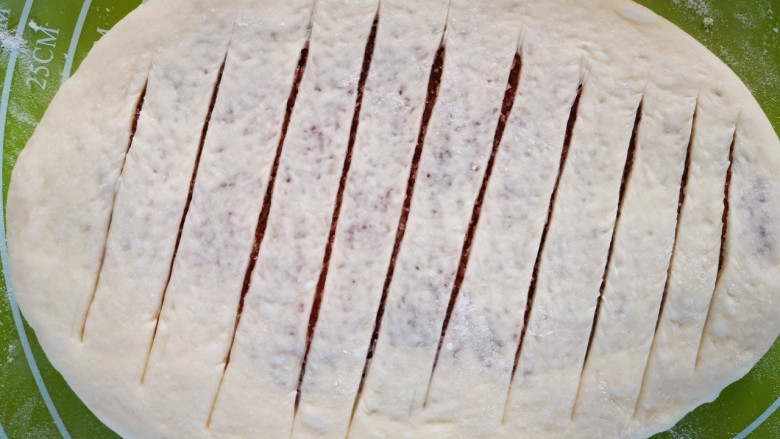 可可椰香毛毛虫(蒸锅版),用小刀在饼面上划些斜口