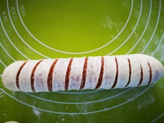 可可椰香毛毛虫(蒸锅版),将划有口的饼面翻朝下后卷起来就成毛毛虫形