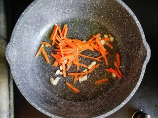 宝宝辅食—花菜香肠杂蔬炒面,倒入胡萝卜炒至断生