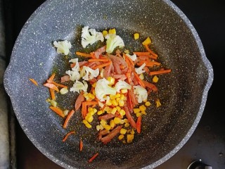 宝宝辅食—花菜香肠杂蔬炒面,接着倒入煮熟的花菜和玉米翻炒均匀