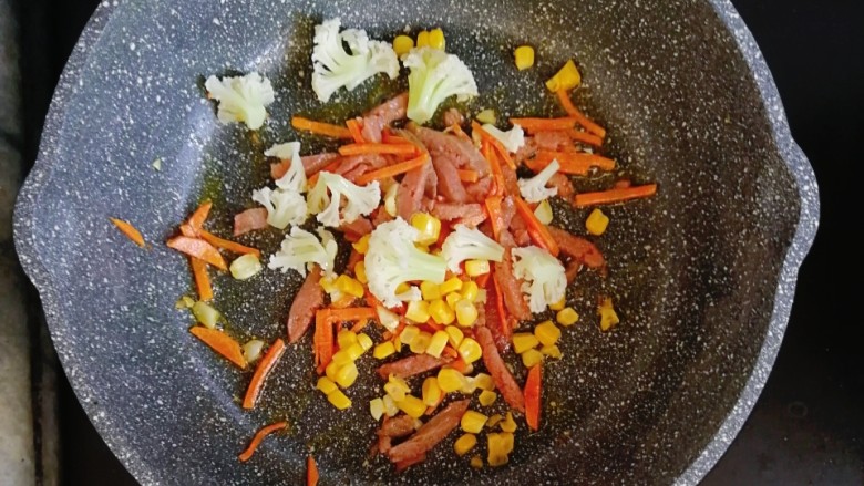 宝宝辅食—花菜香肠杂蔬炒面,接着倒入煮熟的花菜和玉米翻炒均匀