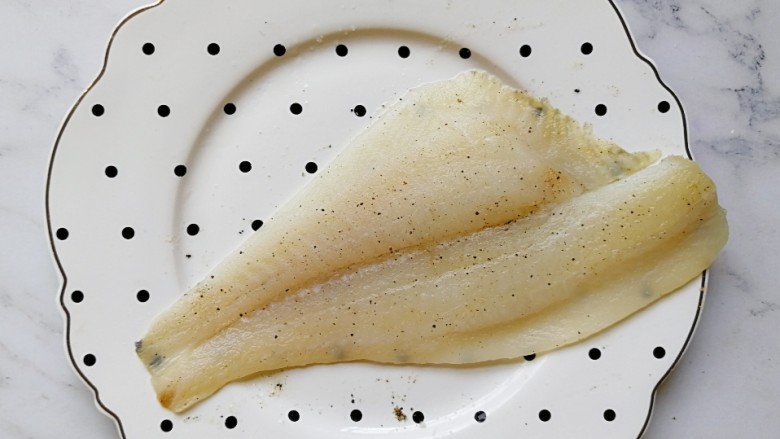 香酥鱼排,蝶鱼柳用适量的盐和黑胡椒腌20分钟