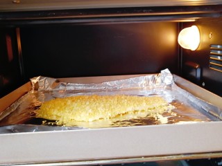 香酥鱼排,烤箱180度预热10分钟，放入烤盘，180度上下火烤20分钟左右即可