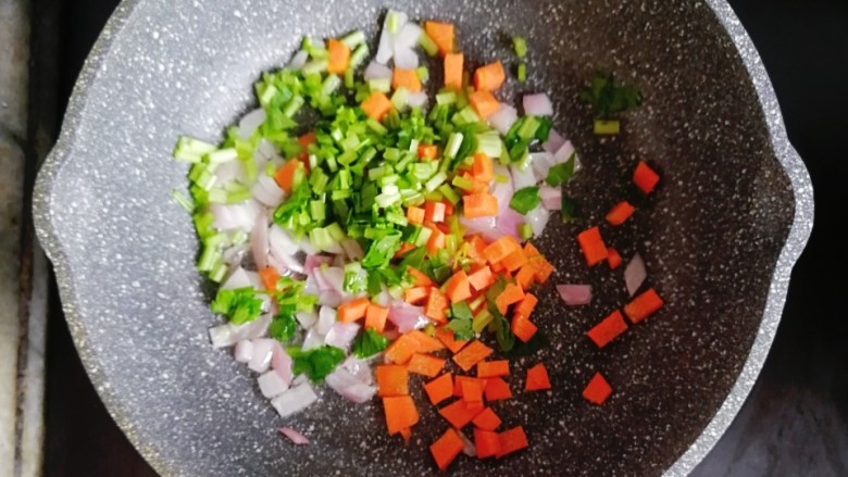和牛虾仁蔬菜炒意面,倒入胡萝卜和芹菜翻炒熟