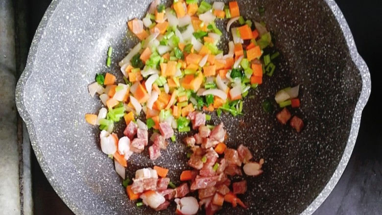 和牛虾仁蔬菜炒意面,倒入和牛和虾仁炒至变色