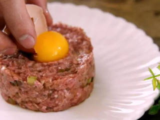 鞑靼牛肉：美食也可以很野蛮,.用勺子在顶部按一个洞，打入鸡蛋黄即可
