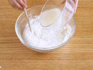 18m+香菇油菜包,面粉中加入糖、酵母水，搅拌成絮。
