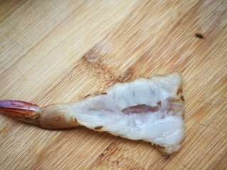 孜然凤尾虾,腌好以后从挑虾线的地方，切开，拍扁