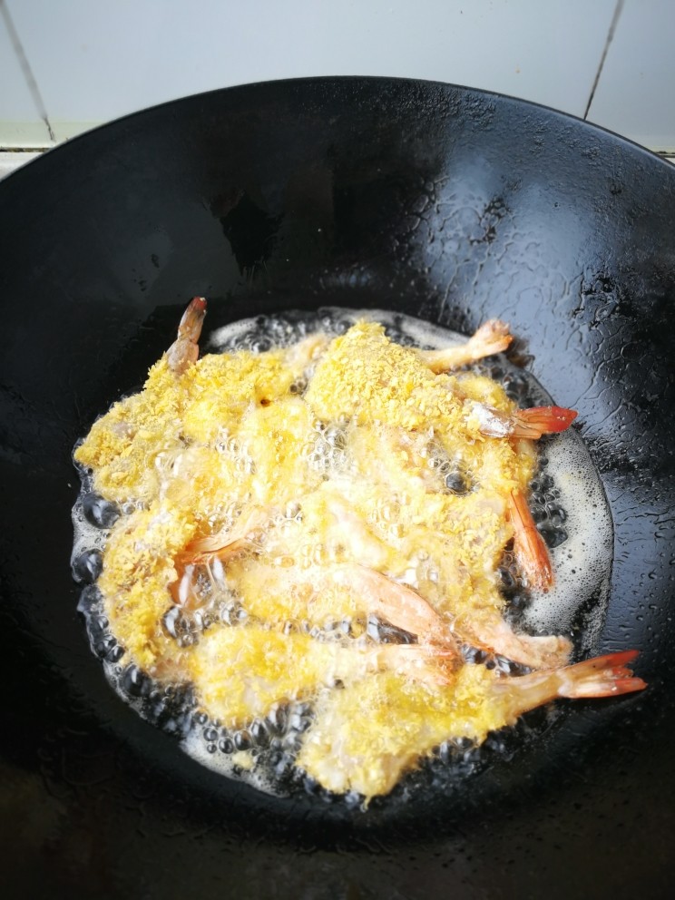孜然凤尾虾,油温大概三成热的时候就可以放了。