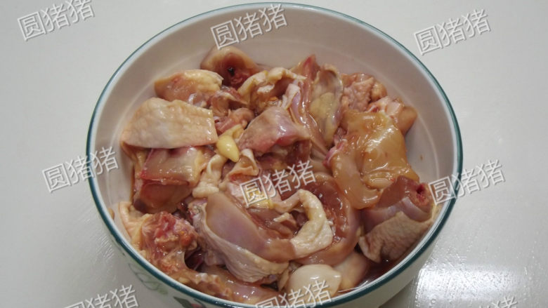 黑椒鸡块,将鸡斩成小块，用腌料抓匀，腌制15分钟。