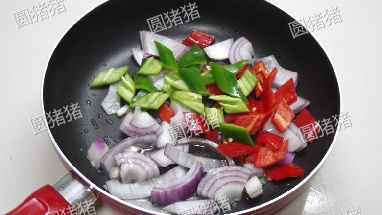 黑椒鸡块,锅内热1小匙油，放入洋葱、青红椒块炒出香味。