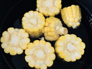 家常玉米扇骨汤,汤锅里倒入适量的水，放进玉米