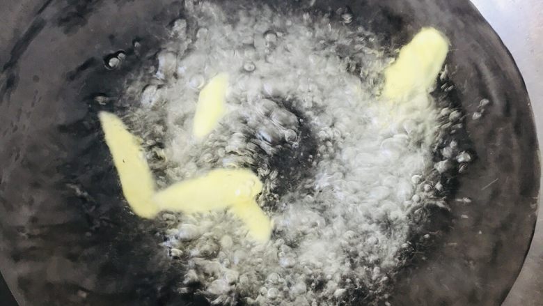 家常玉米扇骨汤,铁锅烧水，水开后放入生姜片