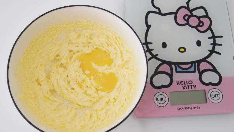 童趣糖霜饼干,分两次加入蛋液，每次都搅拌均匀。