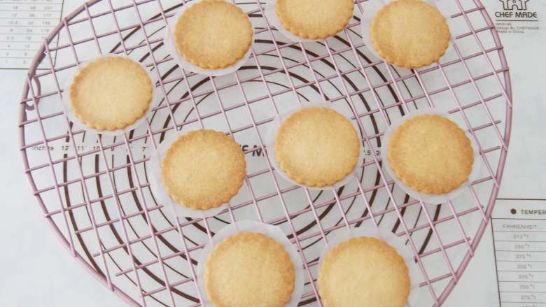 童趣糖霜饼干,烤盘中铺上油布，将饼干摆好。烤箱预热至150度，中层上下火，20分钟左右即可（要根据自己的烤箱脾气和饼干厚度适当调整时间哦）。