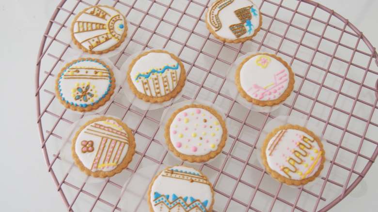 童趣糖霜饼干,用厚一点的糖霜画线条就好啦，可以根据自己的需要画出各种想要的图案。