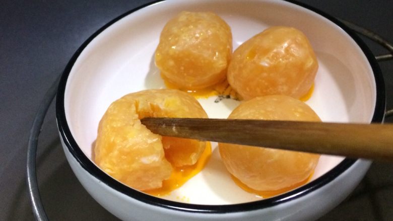 金灿灿的咸蛋黄南瓜条,不确定是否蒸熟了，可用筷子戳开蛋黄看看是否起沙沙的样子。