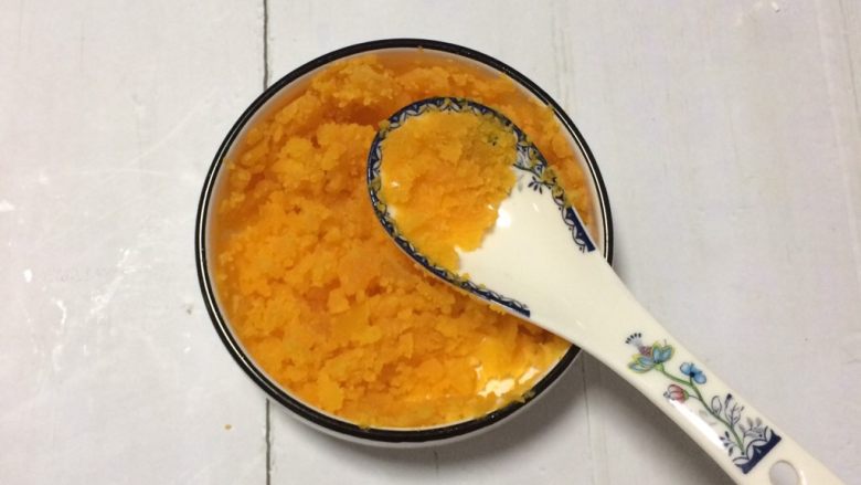 金灿灿的咸蛋黄南瓜条,用汤匙将咸蛋黄压碎备用。