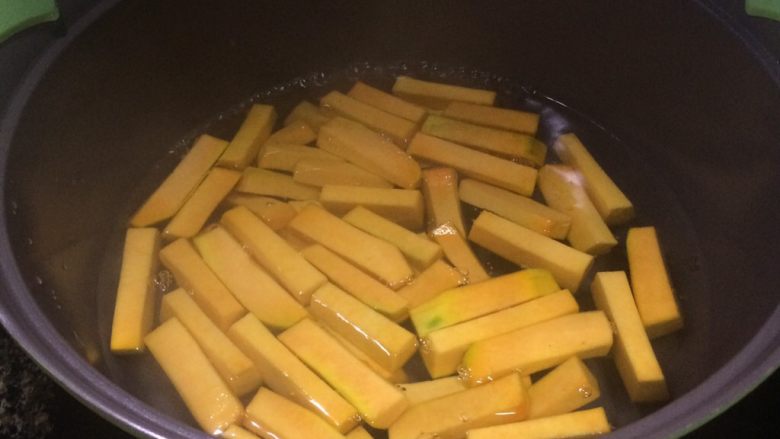 金灿灿的咸蛋黄南瓜条,适量水烧开后，放南瓜条进去煮2分钟。